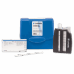 Un kit de test au sulfate LaMotte - 7778-01, comprenant un étui bleu, un appareil de test noir et transparent, une règle blanche et une carte d’instructions. Le kit est homologué pour un test de sulfate de 20 à 200 ppm.