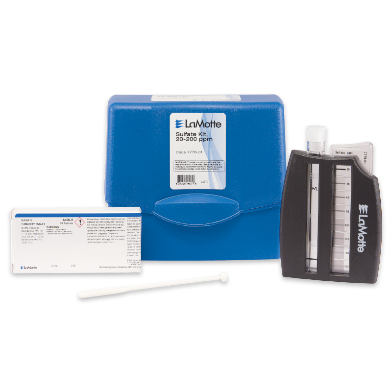 Un kit de test au sulfate LaMotte - 7778-01, comprenant un étui bleu, un appareil de test noir et transparent, une règle blanche et une carte d’instructions. Le kit est homologué pour un test de sulfate de 20 à 200 ppm.