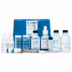 Un kit d’analyse d’eau LaMotte, incluant le kit de test sodique - 7791-DR-02, comprend des flacons de réactifs marqués, une mallette bleue, un cylindre mesureur, des compte-gouttes et des contenants de mélange soigneusement disposés devant la vitrine.