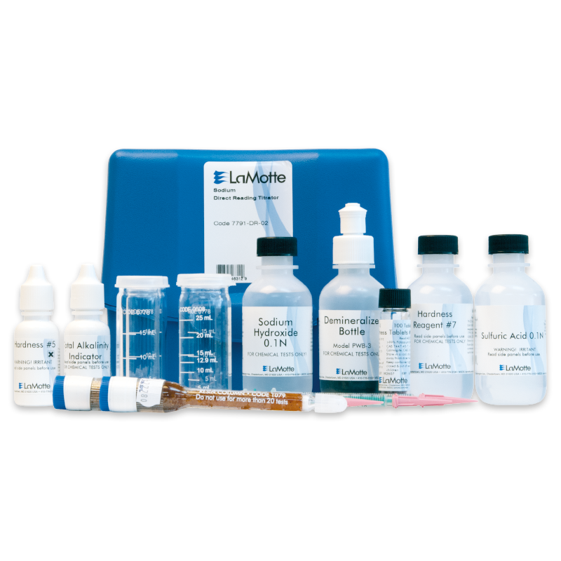Un kit d’analyse d’eau LaMotte, incluant le kit de test sodique - 7791-DR-02, comprend des flacons de réactifs marqués, une mallette bleue, un cylindre mesureur, des compte-gouttes et des contenants de mélange soigneusement disposés devant la vitrine.