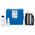 Un kit de prueba de Tanin/Lignina LaMotte - 7831-01 incluye una caja de plástico azul, comparador de color negro, tubo de ensayo transparente con tapón, botella cuentagotas y una botella más grande etiquetada como Tannin #2.
