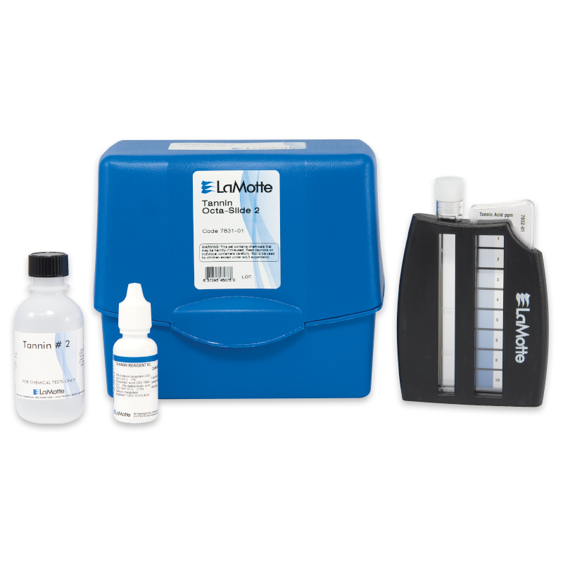 Un kit de prueba de Tanin/Lignina LaMotte - 7831-01 incluye una caja de plástico azul, comparador de color negro, tubo de ensayo transparente con tapón, botella cuentagotas y una botella más grande etiquetada como Tannin #2.