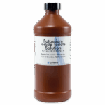 Une bouteille en plastique marron marquée Solution d’iodure de potassium avec des instructions pour un test chimique. La bouteille a un bouchon noir et une étiquette blanche avec un texte noir et bleu.