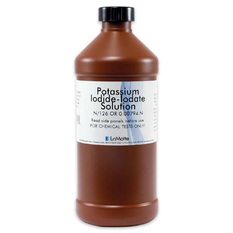 Une bouteille en plastique marron marquée Solution d’iodure de potassium avec des instructions pour un test chimique. La bouteille a un bouchon noir et une étiquette blanche avec un texte noir et bleu.