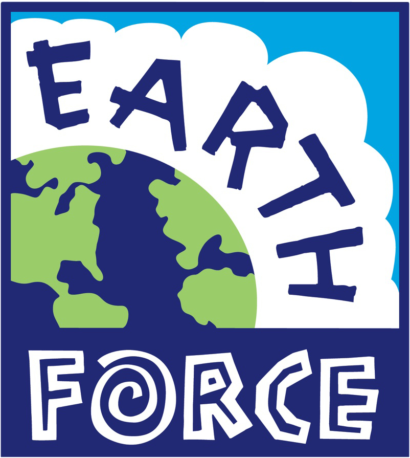 Un logotipo estilizado con las palabras EARTH FORCE sobre una vista parcial de la Tierra, continentes azules y océanos verdes, sobre un fondo de cielo azul y blanco.