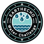 Logotipo circular del EarthEcho Water Challenge con olas y gotas azules en el centro, con las palabras "EarthEcho Water Challenge" rodeando el borde en un estilo sencillo y gráfico.