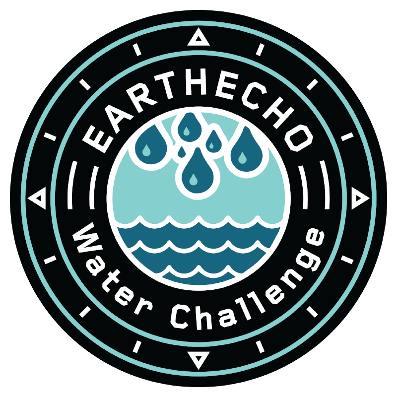 Logotipo circular del EarthEcho Water Challenge con olas y gotas azules en el centro, con las palabras "EarthEcho Water Challenge" rodeando el borde en un estilo sencillo y gráfico.