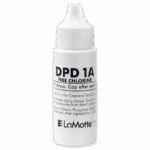 Una pequeña botella de plástico blanco etiquetada como "DPD 1A Cloro Libre" por LaMotte, utilizada para pruebas químicas. El reactivo DPD 1A se dispensa usando una tapa acanalada, con las instrucciones de dosificación impresas en el frontal.