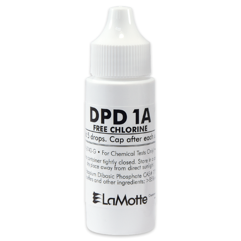 Una pequeña botella de plástico blanco etiquetada como "DPD 1A Cloro Libre" por LaMotte, utilizada para pruebas químicas. El reactivo DPD 1A se dispensa usando una tapa acanalada, con las instrucciones de dosificación impresas en el frontal.