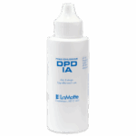 Un frasco de plástico blanco etiquetado como DPD 1A para pruebas gratuitas de cloro, con instrucciones en texto azul para añadir 5 gotas antes de tapar después de su uso. Marca: LaMotte, Chestertown, MD. Ideal para una dosificación precisa de reactivos DPD 1A.