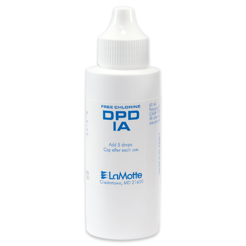 Un frasco de plástico blanco etiquetado como DPD 1A para pruebas gratuitas de cloro, con instrucciones en texto azul para añadir 5 gotas antes de tapar después de su uso. Marca: LaMotte, Chestertown, MD. Ideal para una dosificación precisa de reactivos DPD 1A.