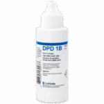 Un frasco de plástico blanco etiquetado como DPD 1B tiene un tapón blanco, texto azul y negro, e instrucciones para añadir 5 gotas. La etiqueta DPD 1B también incluye advertencias sobre posibles quemaduras cutáneas.
