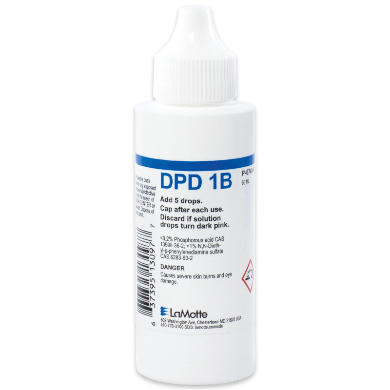 Un frasco de plástico blanco etiquetado como DPD 1B tiene un tapón blanco, texto azul y negro, e instrucciones para añadir 5 gotas. La etiqueta DPD 1B también incluye advertencias sobre posibles quemaduras cutáneas.