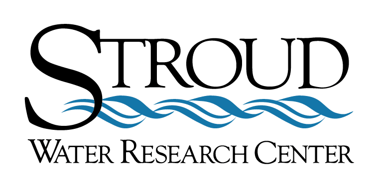 El logotipo del Centro de Investigación del Agua de Stroud con el nombre en texto negro sobre líneas azules onduladas que representan el agua.